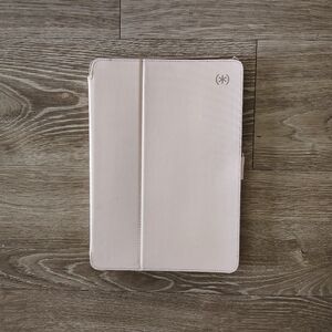 COPY - NWOT 9.7" Speck iPad Case